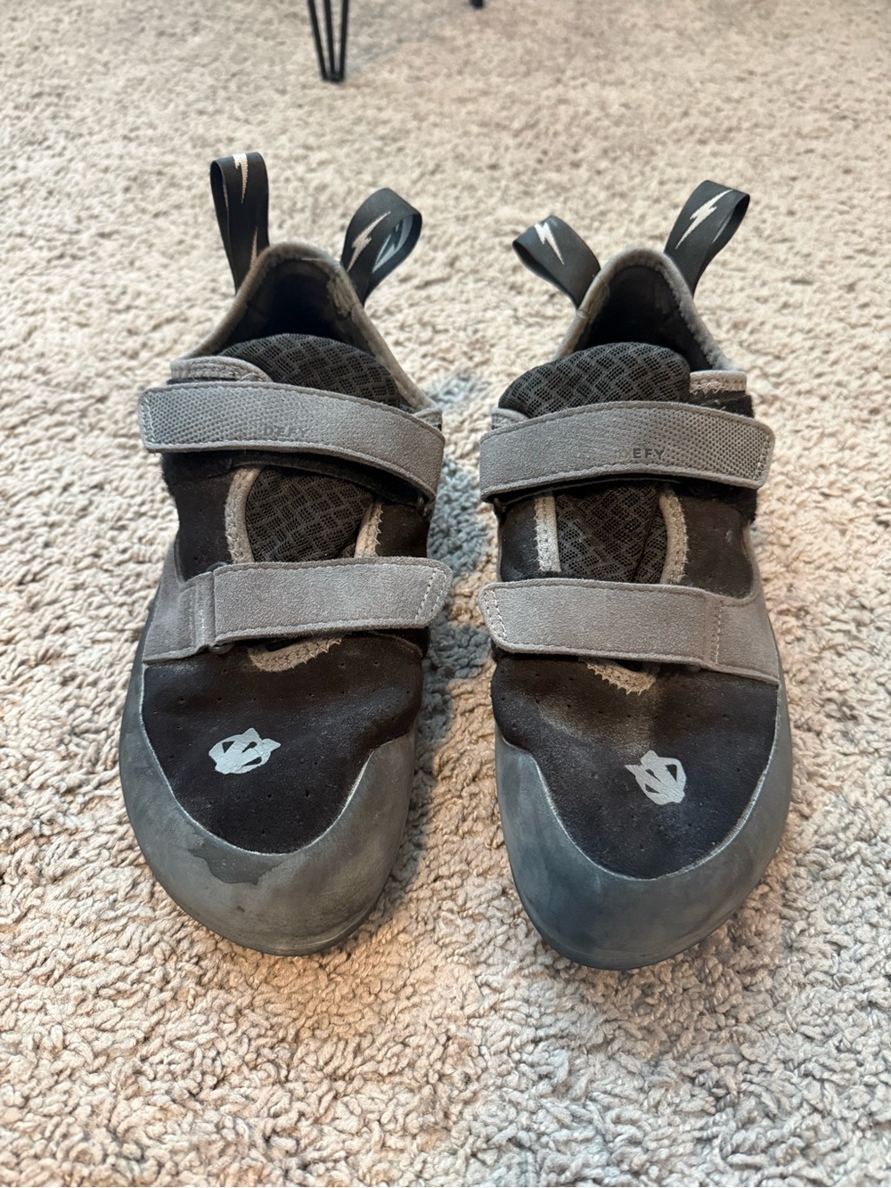 Evolv Men's Gray Velcro climbing shoes
